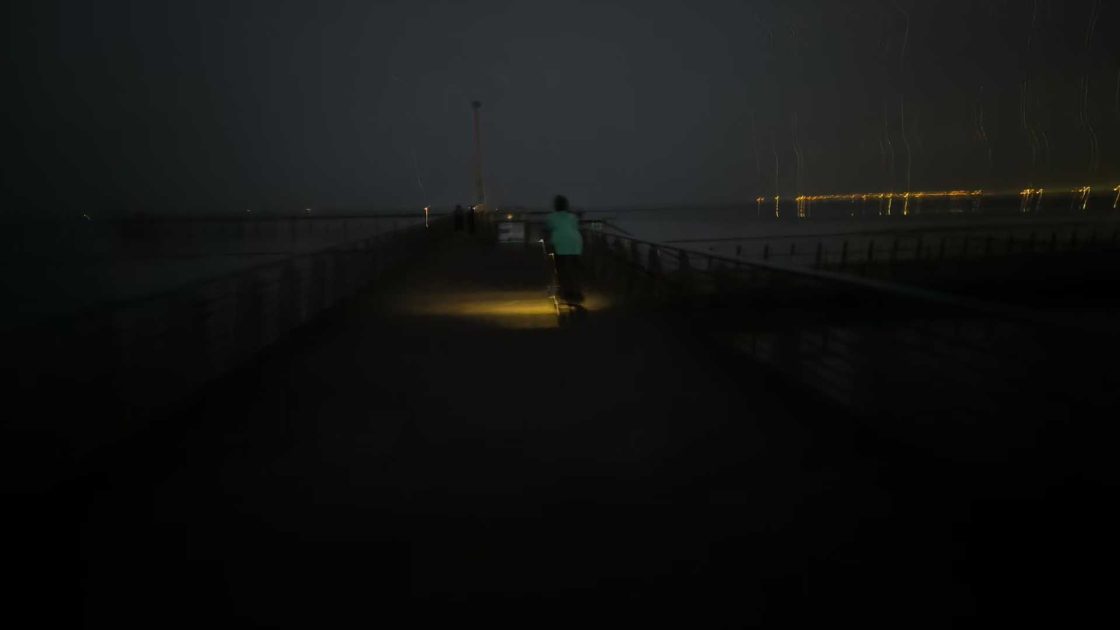 三点多爬起来说要看日出 骑车到滆湖来才想起来太阳从东边出来