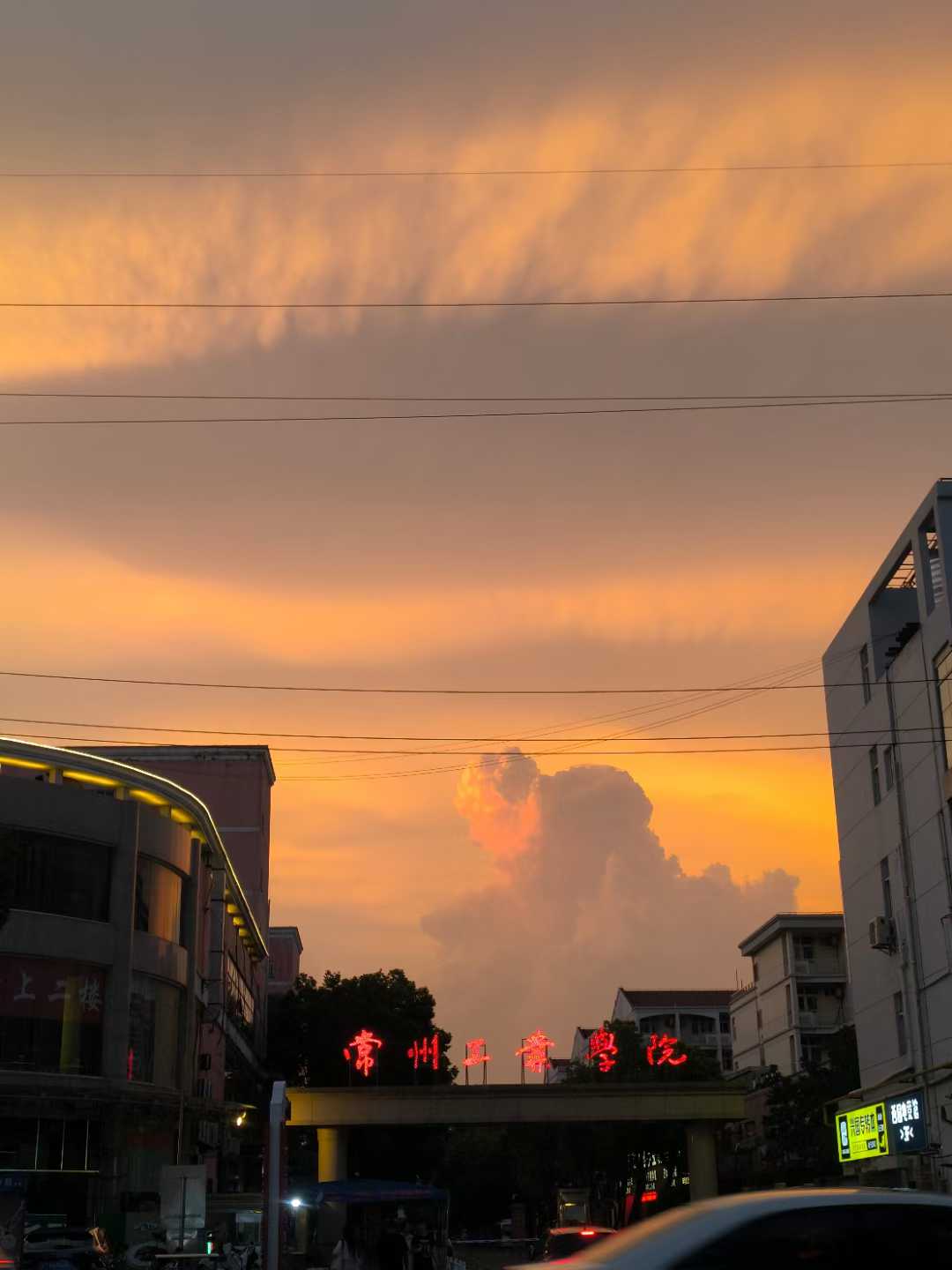 踢球回家经过工业门口